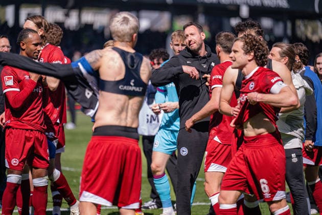 25.04.2026, Fussball, 2. Bundesliga, 31. Spieltag Saison 2025 2026, Preußen Münster - DSC Arminia Bielefeld, Die Spieler von Arminia Bielefeld freuen sich über den Sieg, Trainer Mitch Kniat (Arminia Bielefeld) schickt die Spieler zu den Fans, xRHR-FOTO TKx Copyright: RHR-FOTOx RHR-FOTO TK
