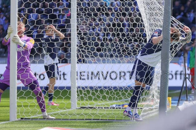 25.04.2025, xtgx, Fussball 2. Bundesliga, Hertha BSC Berlin - Holstein Kiel emspor, v.l. Dawid Kownacki (Hertha, 9) enttaeuscht, enttäuscht, schaut enttaeuscht, niedergeschlagen, disappointed (DFL DFB REGULATIONS PROHIBIT ANY USE OF PHOTOGRAPHS as IMAGE SEQUENCES and or QUASI-VIDEO) Berlin