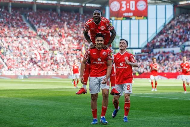 Sheraldo Becker (FSV Mainz 05) bejubelt den Treffer zum 3:0 mit Nadiem Amiri (FSV Mainz 05) und Paul Nebel (FSV Mainz 05), FSV Mainz 05 vs FC Bayern Muenchen, Fussball, 1. Bundesliga, 31. Spieltag, Saison 2025 2026, 25.04.2025 DFB regulations prohibit any use of photographs as image sequences and or quasi-video. FSV Mainz 05 vs FC Bayern Muenchen, Fussball, 1. Bundesliga, 31. Spieltag, Saison 2025 2026, 25.04.2025 Copyright: xEibner-Pressefoto AlexanderxNeisx EP_ANS