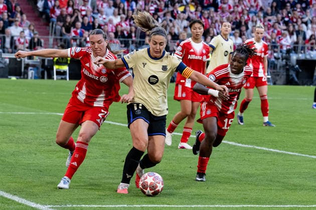 Kampf um den Ball von Vanessa Gilles (FC Bayern Muenchen Frauen, 02) und Bernadette Amani (FC Bayern Muenchen Frauen, 15) mit Alexia Putellas FC Barcelona, Barca Woman, 11) GER, FC Bayern Muenchen vs. FC Barcelona, Fussball, UEFA Womans Champions League, Halbfinale Hinspiel, Saison 2025 2026, 25.04.2026 GER, FC Bayern Muenchen vs. FC Barcelona, Fussball, UEFA Womans Champions League, Halbfinale Hinspiel, Saison 2025 2026, 25.04.2026 Muenchen Copyright: xEibner-Pressefoto HeikexFeinerx EP_HFR