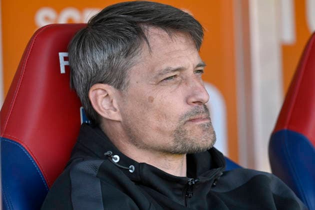 vor Spielbeginn: Trainer Coach Alexander Blessin FC St. Pauli auf der Bank Portrait 1. FC Heidenheim 1846 FCH vs FC St. Pauli 25.04.2026 DFL REGULATIONS PROHIBIT ANY USE OF PHOTOGRAPHS AS IMAGE SEQUENCES AND OR QUASI-VIDEO 1. FC Heidenheim 1846 FCH vs FC St. Pauli