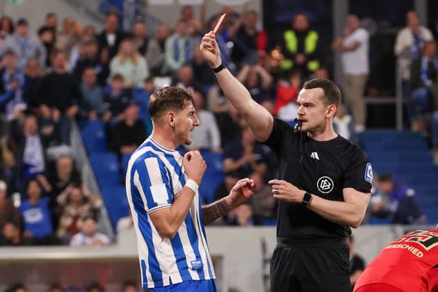 2026.04.25 xjfx 2.Bundesliga SV Darmstadt 98 - SV 07 Elversberg v.l., Schiedsrichter Richard Hempel zeigt Patric Pfeiffer (SV Darmstadt 98) die Rote Karte, Matej Maglica (SV Darmstadt 98) reklamiert (DFL DFB REGULATIONS PROHIBIT ANY USE OF PHOTOGRAPHS as IMAGE SEQUENCES and or QUASI-VIDEO) Copyright: JoaquimxFerreira