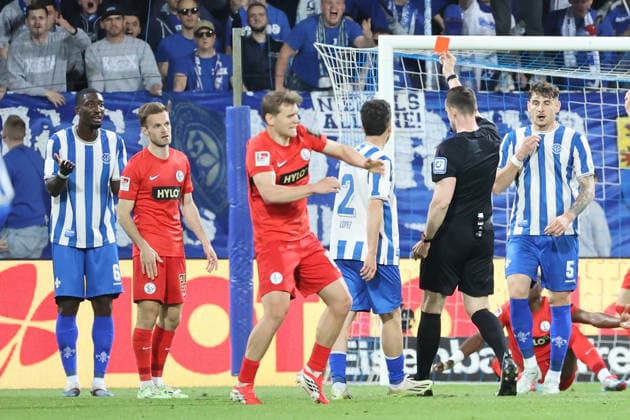 25.04.2026, xtvx, Fussball 2.Bundesliga, SV Darmstadt 98 - SV Elversberg v.l. Rote Karte, red card Patric Pfeiffer (SV Darmstadt 98) Schiedsrichter Richard Hempel (DFL DFB REGULATIONS PROHIBIT ANY USE OF PHOTOGRAPHS as IMAGE SEQUENCES and or QUASI-VIDEO) Darmstadt