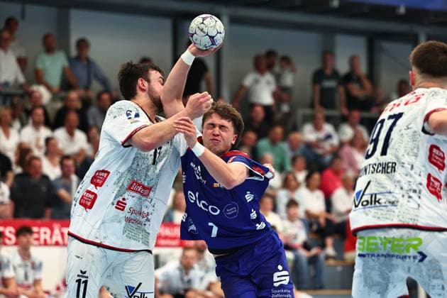 Elias Huber (HBW Balingen-Weilstetten, 07) im Zweikampf mit Elias Huber (HBW Balingen-Weilstetten, 07) GER, TV Huettenberg vs HBW Balingen-Weilstetten, Handball, 2. Bundesliga, 29. Spieltag, Spielzeit 2025 2026, 25.04.2026 GER, TV Huettenberg vs HBW Balingen-Weilstetten, Handball, 2. Bundesliga, 29. Spieltag, Spielzeit 2025 2026, 25.04.2026 Huettenberg Copyright: xEibner-Pressefoto RenexWeissx EP_RWS