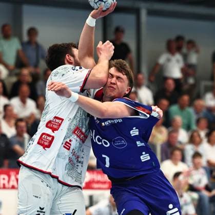 Elias Huber (HBW Balingen-Weilstetten, 07) im Zweikampf mit Elias Huber (HBW Balingen-Weilstetten, 07) GER, TV Huettenberg vs HBW Balingen-Weilstetten, Handball, 2. Bundesliga, 29. Spieltag, Spielzeit 2025 2026, 25.04.2026 GER, TV Huettenberg vs HBW Balingen-Weilstetten, Handball, 2. Bundesliga, 29. Spieltag, Spielzeit 2025 2026, 25.04.2026 Huettenberg Copyright: xEibner-Pressefoto RenexWeissx EP_RWS