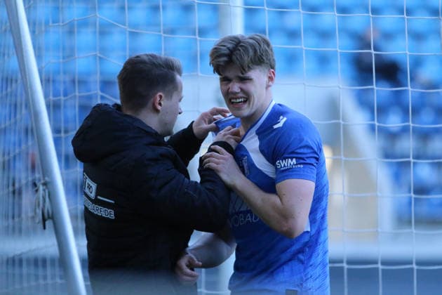 26.04.2026 Fußball Herren 2025 2026 Regionalliga Nordost 31. Spieltag 1. FC Magdeburg II - FC Carl Zeiss Jena Avnet Arena Magdeburg Marvin Pohl (Magdeburg, 5, blau) muss mit starken Schmerzen an der Schulter ausgewechselt werden. Magdeburg Sachsen-Anhalt Deutschland