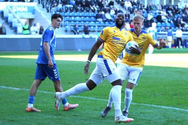 Sport Bilder des Tages 26.04.2026 Fußball Herren 2025 2026 Regionalliga Nordost 31. Spieltag 1. FC Magdeburg II - FC Carl Zeiss Jena Avnet Arena Magdeburg Manasse Eshele (Jena, 11, gelb) und Nicolas Wähling (Jena, 31, gelb) beim Torjubel nach dem 1:1. Magdeburg Sachsen-Anhalt Deutschland