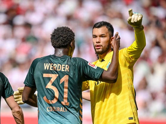 Karim Coulibaly (Werder Bremen) und Torwart Mio Backhaus (Werder Bremen) gestikuliert, gestik waehrend des spiels der Bundesliga zwischen VfB Stuttgart und SV Werder Bremen, MHPArena Stuttgart am 26. April 2026 in Stuttgart, Deutschland. (Foto von Harry Langer DeFodi Images) +++ Karim Coulibaly (Werder Bremen) und Torwart Mio Backhaus (Werder Bremen) gestures during the Bundesliga match between VfB Stuttgart and SV Werder Bremen at MHPArena Stuttgart on April 26, 2026 in Stuttgart, Germany. (Photo by Harry Langer DeFodi Images) DFL regulations prohibit any use of photographs as image sequences and or quasi-video. (Photo by Harry Langer DeFodi Images) DFL regulations prohibit any use of photographs as image sequences and or quasi-video. -
