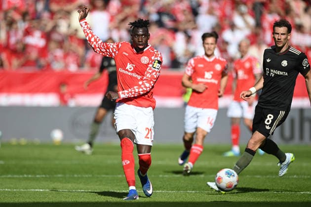 Danny DA COSTA (MZ) gegen Leon GORETZKA (M) Aktion, Zweikampf, 1.FSV Mainz 05 (MZ) - FC Bayern Muenchen (M) 3-4 Fussball 1. Bundesliga Saison 2025 2026, 31.Spieltag, Spieltag31, matchday31, am 25.04.2026, MEWA Arena Mainz. DFL regulations prohibit any use of photographs as image sequences and or quasi-video Â