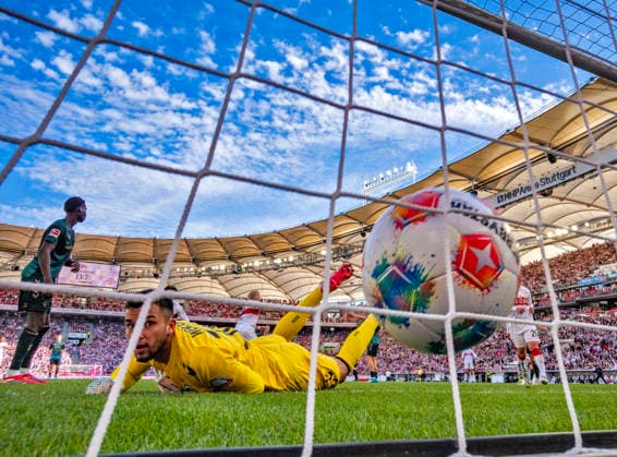 Sport Bilder des Tages 26.04.2026, Fussball 1. Bundesliga 2025 2026, 31.Spieltag, VfB Stuttgart - SV Werder Bremen, in der MHP-Arena Stuttgart, Torwart Mio Backhaus (vorne, Werder Bremen) geschlagen am Boden nach dem Kopfballtor zum 1:1 Ausgleich von Ermedin Demirovic (hinten jubelnd, Stuttgart)