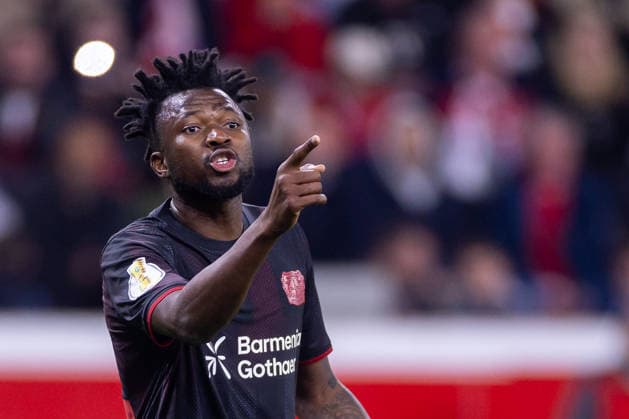 22.04.2026, Fussball, Halbfinale im DFB-Pokal, Bayer 04 Leverkusen - FC Bayern München. Edmond Tapsoba (Bayer 04 Leverkusen) gibt Anweisungen. Leverkusen BayArena NRW Deutschland xRHR-FOTO DEx Copyright: DennisxEwert RHR-FOTOx RHR-FOTO DE