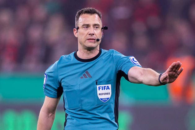 22.04.2026, Fussball, Halbfinale im DFB-Pokal, Bayer 04 Leverkusen - FC Bayern München. Schiedsrichter Felix Zwayer (GER) wartet auf die Entscheidung des VAR. Leverkusen BayArena NRW Deutschland xRHR-FOTO DEx Copyright: DennisxEwert RHR-FOTOx RHR-FOTO DE