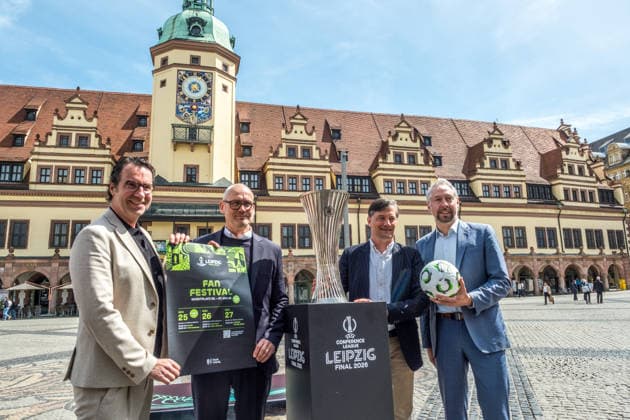 Die Trophäe der UEFA Conference League steht im Mittelpunkt des Fan Festivals auf dem Markt in Leipzig. Rund um das Finale am 27. Mai 2026 verwandelt sich die Innenstadt in eine große Fan-Zone mit Konzerten, Mitmachaktionen und internationaler Fußball-Atmosphäre. Von Links: Tom Scheunemann, Dirk Deumeland, Heiko rosenthal, Stefan Schädler Programm Fanfest Finale Conference League