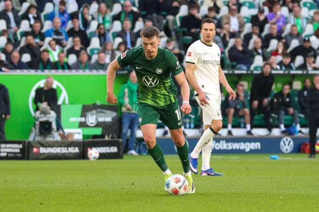 25.04.2026, xgox, Fussball - 1.Bundesliga VfL Wolfsburg - Borussia Moenchengladbach emspor, v.l. Dzenan Pejcinovic (Wolfsburg, 17) am Ball, plays the ball (DFL DFB REGULATIONS PROHIBIT ANY USE OF PHOTOGRAPHS as IMAGE SEQUENCES and or QUASI-VIDEO) Wolfsburg