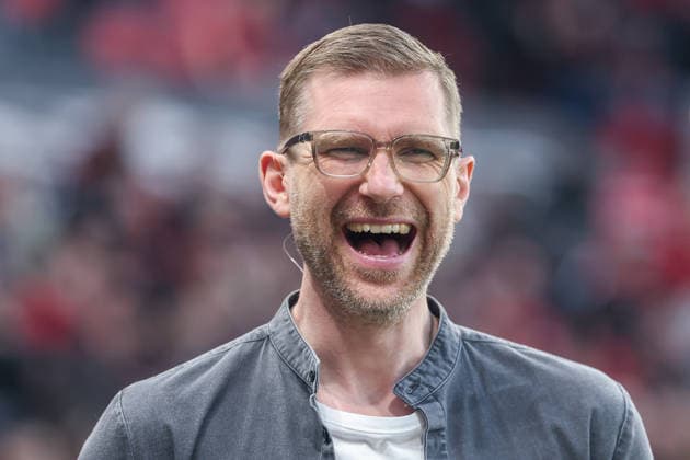 Fußball DFB Pokal - Bayer 04 Leverkusen - FC Bayern München am 22.04.2026 in der BayArena in Leverkusen TV Experte Per Mertesacker lacht lächelt
