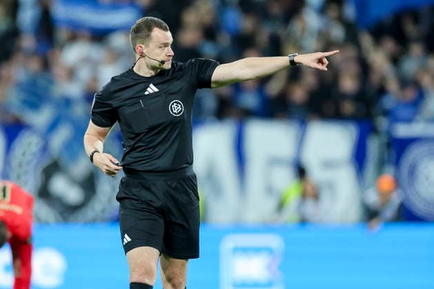 Schiedsrichter Richard Hempel gestikuliert, 2. Bundesliga, SV Darmstadt 98 v SV 07 Elversberg, Merck-Stadion am Böllenfalltor am 25. April 2026 in Darmstadt, Deutschland. (Foto von Marco Steinbrenner DeFodi Images) Schiedsrichter Richard Hempel gestures, 2. Bundesliga, SV Darmstadt 98 v SV 07 Elversberg, Merck-Stadion am Böllenfalltor, April 25, 2026 in Darmstadt, Germany. (Photo by Marco Steinbrenner DeFodi Images) -