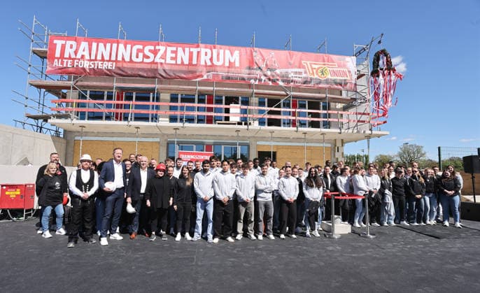 Gruppenfoto Frauen und Männermannschaft Pressetermin zum Richtfest Trainingszentrum Alte Försterei Fußball Fussball Bundesliga Herren DFL Saison 2025 2026 29.04.2026 1.FC Union Berlin FCU DFL regulations prohibit any use of photographs as image sequences and or quasi-video.