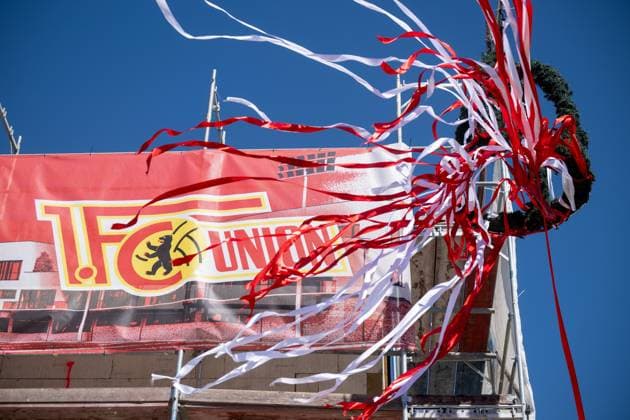 Fußball, Herren und Frauen, Saison 2025 2026, 1. Bundesliga, 1. FC Union Berlin, Richtfest für das zukünftige Funktionsgebäude der Frauen und Männer im Trainingszentrum Alte Försterei, im Bild: Richtkranz im Stadion An der Alten Försterei, 29.04. 2026, Copyright: xMatthiasxKochx