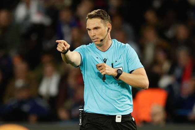 2026.04.27 Paris, Parc des Princes UEFA Champions League Halbfinale Paris Saint Germain - FC Bayern Muenchen v.l., Marquinhos (Paris Saint-Germain), Referee Sandro Schärer (SUI) zeigt auf den Punkt Copyright: AntonioxBorga