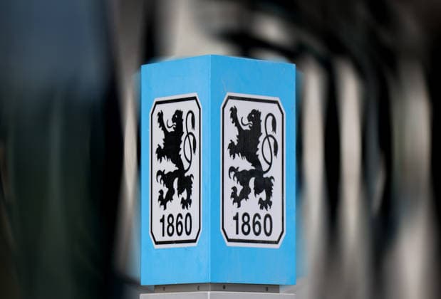 Fussball, Herren, 3.Liga, Saison 2025 2026, TSV 1860 München, Training, Grünwalder Strasse 114 Hier das Logo des TSV 1860 München auf einem Aufsteller am Trainingsgelände