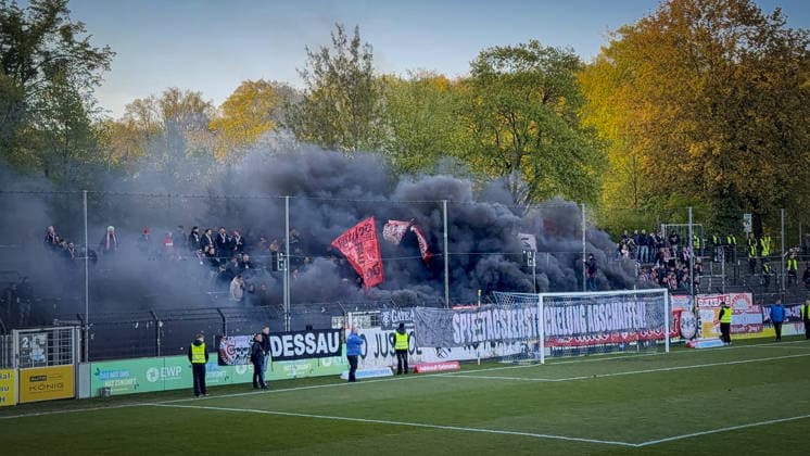 Fußball, Herren, Saison 2025 2026, Regionalliga Nordost, 32. Spieltag, SV Babelsberg 03 vs. Hallescher FC, Mittwoch 29.04.2026, Karl-Liebknecht-Stadion Potsdam, Im Bild: Die mitgereisten Fans des Halleschen FC zünden Pyrotechnik Brandenburg Deutschland