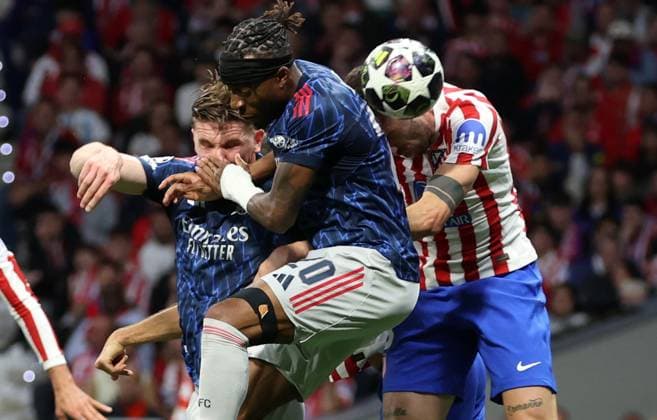 Noni Madueke of Arsenal catches Viktor Gyökeres in the face Atletico Madrid v Arsenal, UEFA Champions League, Semi Final, First Leg, Football, Riyadh Air Metropolitano, Madrid, Spain - 29 Apr 2026Madrid Riyadh Air Metropolitano Spain EDITORIAL USE ONLY No use with unauthorised audio, video, data, fixture lists, club league logos or live services. Online in-match use limited to 120 images, no video emulation. No use in betting, games or single club league player publications. Copyright: xKieranxMcManus Shutterstockx 16847970y