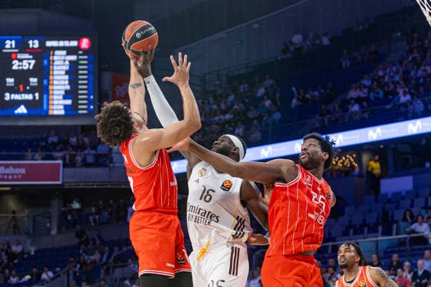 ESP: Real Madrid v Hapoel IBI Tel Aviv Euroleague PlayOff Game 1 Usman Garuba of Real Madrid and Collin Malcolm fighting for the rebound during the Euroleague match, PlayOff Game 1, between Real Madrid and Hapoel IBI Tel Aviv played at Movistar Arena Stadium on April 29 2026 in Madrid Spain Madrid Spain Basketball Copyright: xAlbaxPachecox xAgenciaxLOFx