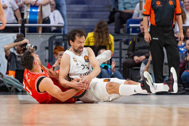 ESP: Real Madrid v Hapoel IBI Tel Aviv Euroleague PlayOff Game 1 Sergio Llull of Real Madrid fighting for the possesion s ball with Vasilije Micic of Hapoel IBI Tel Aviv during the Euroleague match, PlayOff Game 1, between Real Madrid and Hapoel IBI Tel Aviv played at Movistar Arena Stadium on April 29 2026 in Madrid Spain Madrid Spain Basketball Copyright: xAlbaxPachecox xAgenciaxLOFx