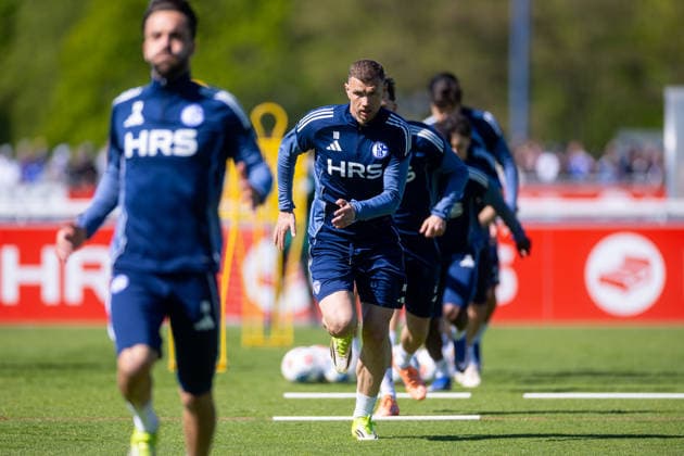 30.04.2026, Fussball, Training des FC Schalke 04. Edin Dzeko (FC Schalke 04) sprintet. Gelsenkirchen Trainingsgelände FC Schalke 04 NRW Deutschland xRHR-FOTO YYx Copyright: RHR-FOTOx RHR-FOTO YY