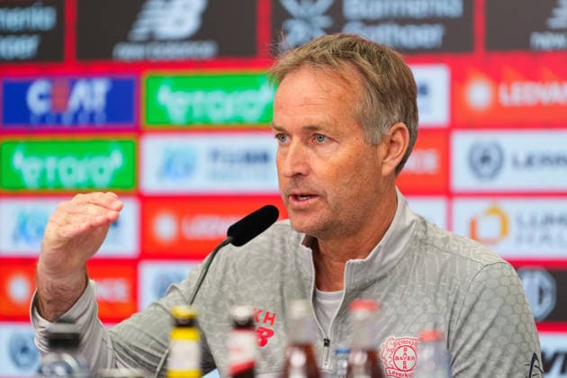30.04.2026, xydrx, Fußball, Pressekonferenz Bayer 04 Leverkusen, Cheftrainer Kasper Hjulmand gestikulierend vor dem Bundesliga Heimspiel gegen RB Leipzig, Saison 2025 2026 DFB regulations prohibit any use of photographs as image sequences and or quasi-video. Copyright: HMBxMedia YannisxDreimann
