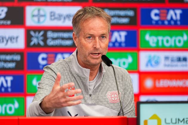 30.04.2026, xydrx, Fußball, Pressekonferenz Bayer 04 Leverkusen, Cheftrainer Kasper Hjulmand gestikulierend vor dem Bundesliga Heimspiel gegen RB Leipzig, Saison 2025 2026 DFB regulations prohibit any use of photographs as image sequences and or quasi-video. Copyright: HMBxMedia YannisxDreimann