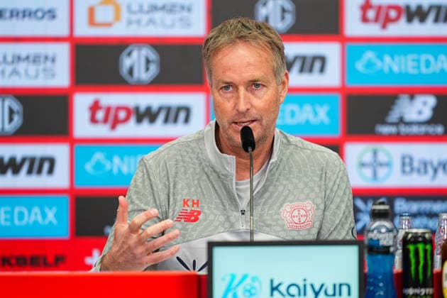 30.04.2026, xydrx, Fußball, Pressekonferenz Bayer 04 Leverkusen, Cheftrainer Kasper Hjulmand gestikulierend vor dem Bundesliga Heimspiel gegen RB Leipzig, Saison 2025 2026 DFB regulations prohibit any use of photographs as image sequences and or quasi-video. Copyright: HMBxMedia YannisxDreimann