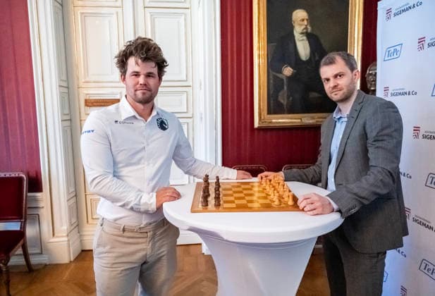 MALMÖ 2026-04-30 Norges Magnus Carlsen och Sveriges Nils Grandelius vid torsdagens pressträffen efter lottningen pa Radhuset i Malmö inför schackturneringen TePe Sigeman. MALMÖ SVERIGE x50090x