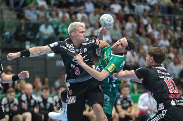Handball DAIKIN HBL, SC DHfK Leipzig - HC Erlangen; 30.04.2026 Dean Bombac (67, SC DHfK Leipzig) kollidiert mit Marek Nissen (6, HC Erlangen). Handball, DAIKIN HBL, 1. Bundesliga, Saison 2025 2026, 30. Spieltag: SC DHfK Leipzig vs. HC Erlangen am 30.04.2026 in der Quarterback Immobilien Arena Leipzig. Copyright: xBEAUTIFULxSPORTS JanxKaeferx