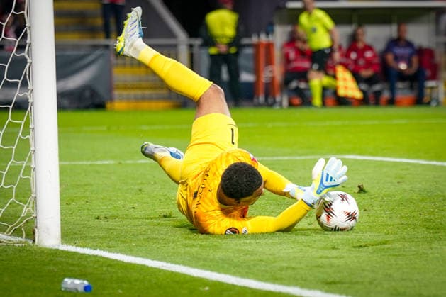 Portugal: Fussball Europa League 2025 - 2026, Halbfinale - Sporting Braga vs SC Freiburg - Estadio Municipal de Braga (POR): Noah Atubolu (SC Freiburg, 01) pariert Strafstoß Copyright: xJOERANxSTEINSIEKx