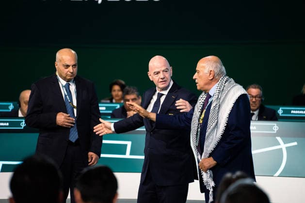 VANCOUVER, CANADA - APRIL 30: FIFA President Gianni Infantino attempts to ease tensions between Israel Football Association Vice President Basim Sheikh and Palestinian Football Association President Jibril Rajoub by asking them to take a photo together during the 76th FIFA Congress meeting at the Vancouver Convention Centre on April 30, 2026 in Vancouver, British Columbia, Canada. Copyright: xAmyxElle SPPx Sportspressphoto_SPR138767