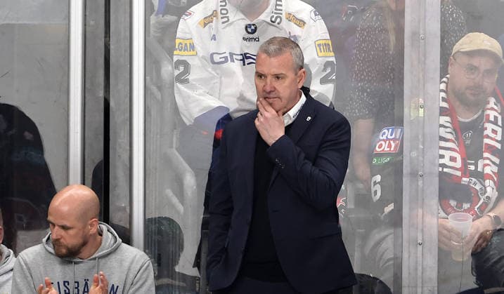 Trainer Serge Aubin nachdenklich Aktion Oberkörper Eishockey Penny DEL Deutsche Eishockey Liga Play Off Finale um Deutsche Meisterschaft 4.Spiel Saison 2025 2026 30.04.2026 EHC Eisbären Berlin EBB vs. Adler Mannheim