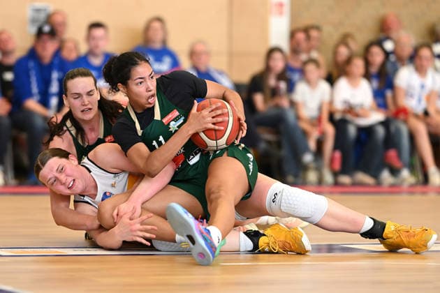Sport Bilder des Tages Basketball Toyota 1. Damen Bundesliga Finale um die Deutsche Meisterschaft 4. Spiel BC Pharmaserv Marburg - Rutronik Stars Keltern am 01.05.2026 in der Sporthalle am Georg-Gaßmann Stadion in Marburg Kilyn McGuff ( Keltern ) gegen Allyson Fertig ( Marburg ) und Maud Huijbens ( Keltern ) DFL regulations prohibit any use of photographs as image sequences and or quasi-video.