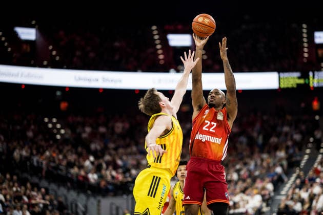 MUNICH, GERMANY - MAY 01: Isiaha Mike (FC Bayern Muenchen, 22) shoots over Moses Wood (Alba Berlin, 11) during the easyCredit Basketball Bundesliga match between FC Bayern Muenchen vs. Alba Berlin at SAP Garden on matchday 27 of the easyCredit Basketball Bundesliga on May 01, 2026 in Munich, Germany. Bavaria Germany Copyright: xSteffiexWunderlx