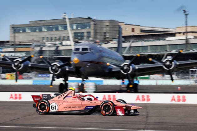 Sport Bilder des Tages Nico Muellers Porsche 99x Electric 51 im Pink Pig Desgin wird in die Box geschoben, Boxengasse, FIA Formel E Weltmeisterschaft Saison 12, Berlin E- Prix, 01.05.2026, Flughafen Tempelhof, FE, Elektromotorsport