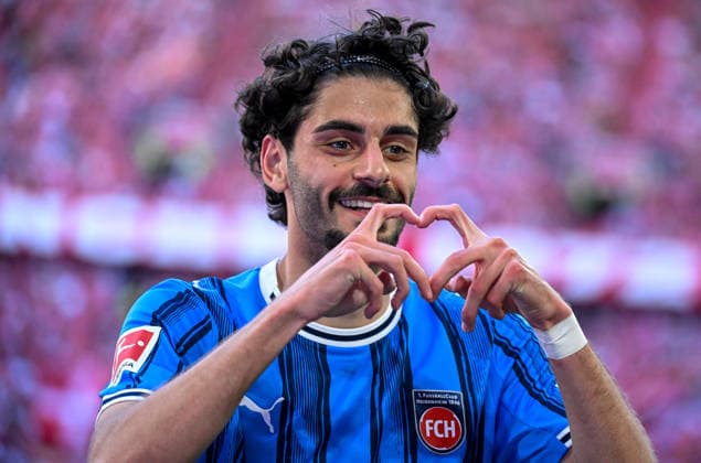 Sport Bilder des Tages 02.05.2026, xemx, Fussball 1.Bundesliga, FC Bayern Muenchen - 1.FC Heidenheim v.l. Eren Dinkci (1.FC Heidenheim) Jubel, Torjubel, celebrate the goal, jubelt ueber das Tor zum 0:2 (DFL DFB REGULATIONS PROHIBIT ANY USE OF PHOTOGRAPHS as IMAGE SEQUENCES and or QUASI-VIDEO) Muenchen