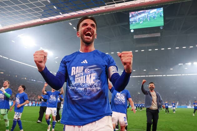2. Bundesliga - FC Schalke 04 - Fortuna Düsseldorf am 02.05.2026 in der Veltins-Arena auf Schalke Jubel und Freude über den Aufstieg bei Kenan Karaman (Schalke 19)