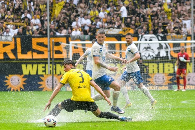v.li.: Matti Wagner (Alemannia Aachen, 3), Nico Neidhart (Hansa Rostock, 7), Zweikampf, Duell, duel, tackle, tackling, Dynamik, Action, Aktion, 02.05.2026, Aachen (Deutschland), Fussball, 3. Liga, TSV Alemannia Aachen - FC Hansa Rostock, Fussball, 3. Liga, TSV Alemannia Aachen - FC Hansa Rostock, DFB DFL REGULATIONS PROHIBIT ANY USE OF PHOTOGRAPHS AS IMAGE SEQUENCES AND OR QUASI-VIDEO.