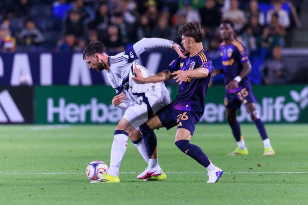 May 2, 2026, Carson, California, USA: Harbor Miller 26 of the LA Galaxy attempts to steal the ball from Tristan Blackmon 33 of the Vancouver Whitecaps FC during their regular season MLS, Fussball Herren, USA game on Saturday May 2, 2026 at the Dignity Health Sports Park Stadium in Carson, California. ARIANA RUIZ PI Carson USA - ZUMAp124 20260502_zaa_p124_011 Copyright: xArianaxRuizx
