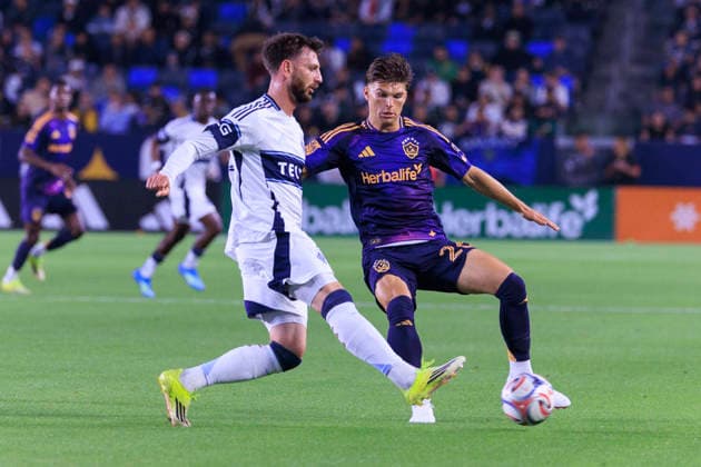 May 2, 2026, Carson, California, USA: Harbor Miller 26 of the LA Galaxy receives the ball as Tristan Blackmon 33 of the Vancouver Whitecaps FC defends during their regular season MLS, Fussball Herren, USA game on Saturday May 2, 2026 at the Dignity Health Sports Park Stadium in Carson, California. ARIANA RUIZ PI Carson USA - ZUMAp124 20260502_zaa_p124_036 Copyright: xArianaxRuizx