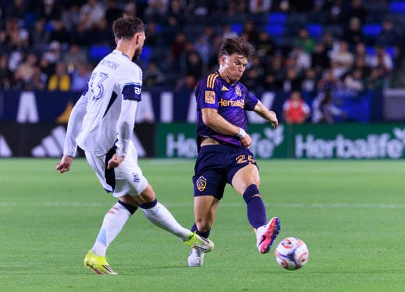 May 2, 2026, Carson, California, USA: Harbor Miller 26 of the LA Galaxy passes the ball as Tristan Blackmon 33 of the Vancouver Whitecaps FC defends during their regular season MLS, Fussball Herren, USA game on Saturday May 2, 2026 at the Dignity Health Sports Park Stadium in Carson, California. ARIANA RUIZ PI LA Galaxy Vs. Whitecaps  - ZUMAp124 20260502_zaa_p124_035 Copyright: xArianaxRuizx