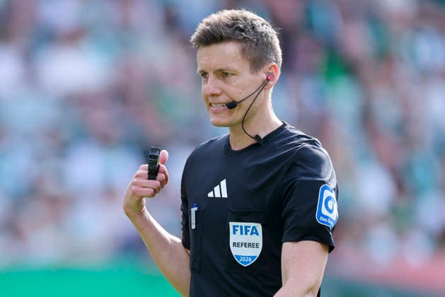 Schiedsrichter Daniel Siebert gestikuliert, Bundesliga, SV Werder Bremen v FC Augsburg, Weserstadion am 02. May 2026 in Bremen, Deutschland. (Foto von Marco Steinbrenner DeFodi Images) Schiedsrichter Daniel Siebert gestures, Bundesliga, SV Werder Bremen v FC Augsburg, Weserstadion, May 2, 2026 in Bremen, Germany. (Photo by Marco Steinbrenner DeFodi Images) DFL regulations prohibit any use of photographs as image sequences and or quasi-video. -