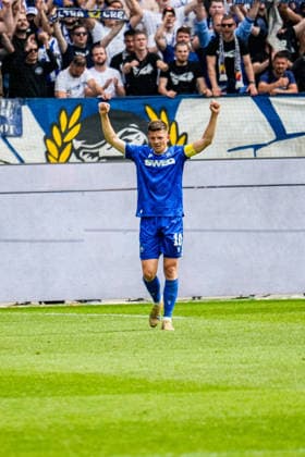 03.05.2026, xdaymx, Fussball 2.Bundesliga, Karlsruher SC - SV Darmstadt 98 Marvin Wanitzek (Karlsruher SC) jubelt nach dem Schlusspfiff über den Heimsieg gegen Darmstadt (DFL DFB REGULATIONS PROHIBIT ANY USE OF PHOTOGRAPHS as IMAGE SEQUENCES and or QUASI-VIDEO) Karlsruhe
