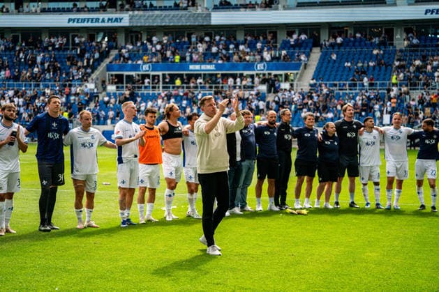 03.05.2026, xdaymx, Fussball 2.Bundesliga, Karlsruher SC - SV Darmstadt 98, Florian Kohfeldt bedankt sich mit Applaus mit der Mannschaft nach der erneuten Niederlage bei den mitgereisten Fans. DFL DFB REGULATIONS PROHIBIT ANY USE OF PHOTOGRAPHS as IMAGE SEQUENCES and or QUASI-VIDEO) Karlsruhe