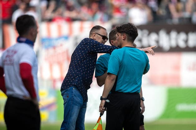 Zwickau , 030526 , Fussball Regionalliga Nordost FSV Zwickau - Rot Weiss Erfurt im Bild: Nach rassistischer Beleidigung gene Raphael Assibey-Mensah (Erfurt) , FSV Sprecher Daniel Sacher im Gespräch mit den Schiedsrichtern